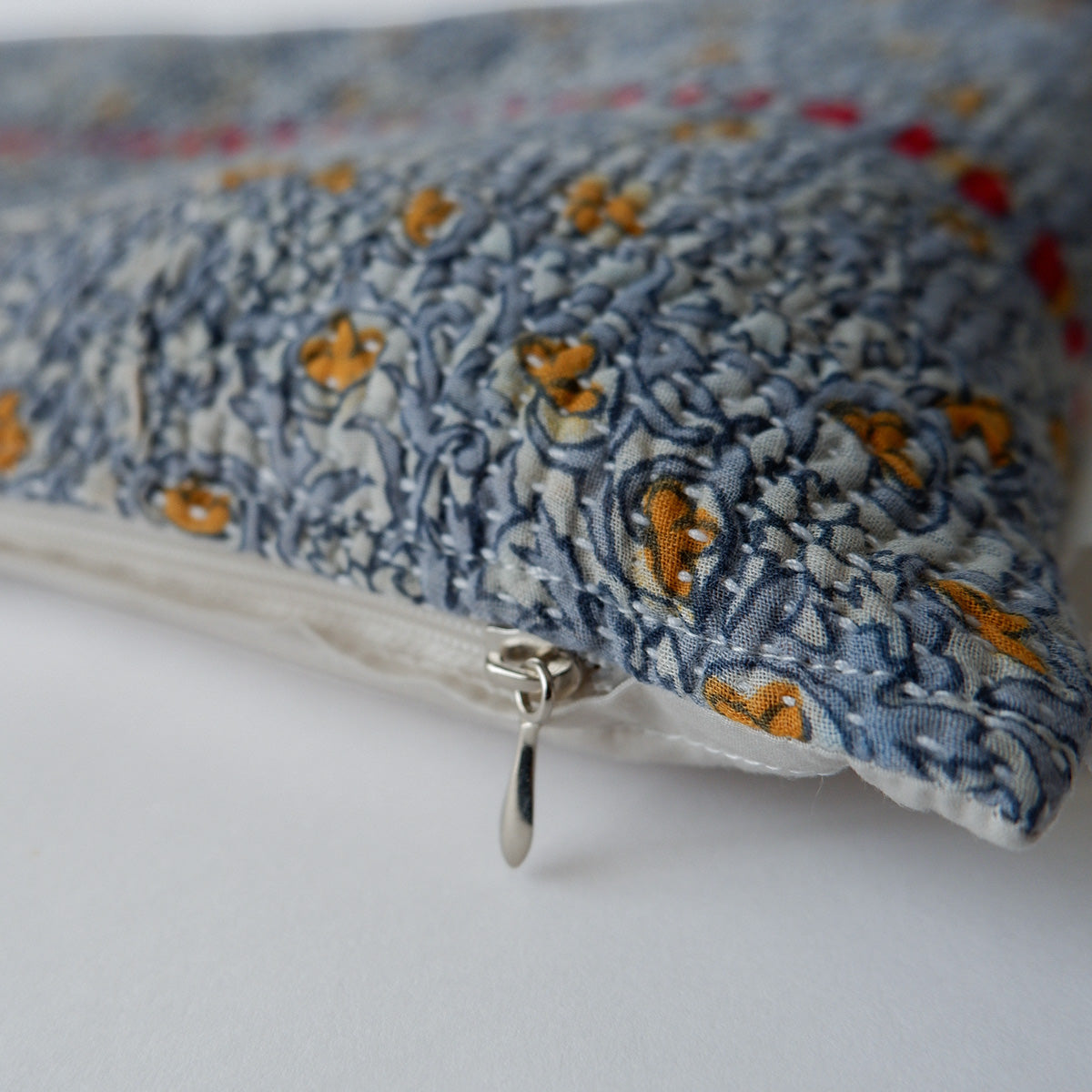 〈Vintage kantha quilt〉猫にフィットするクッション【Blue Flower-G】