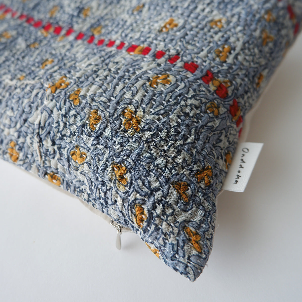 〈Vintage kantha quilt〉猫にフィットするクッション【Blue Flower-G】