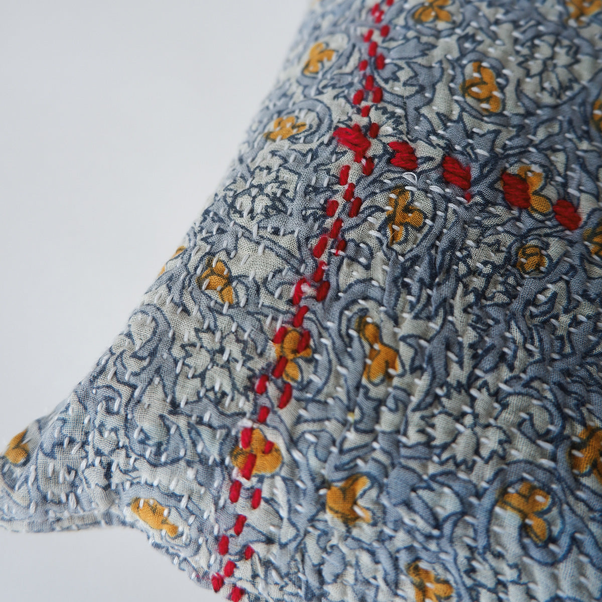 〈Vintage kantha quilt〉猫にフィットするクッション【Blue Flower-G】