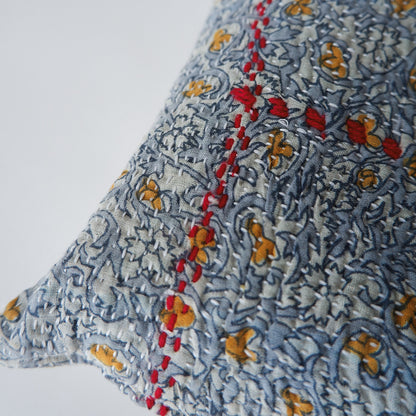 〈Vintage kantha quilt〉猫にフィットするクッション【Blue Flower-G】
