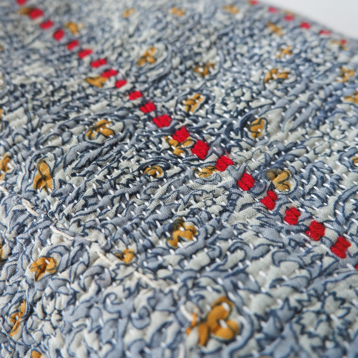 〈Vintage kantha quilt〉猫にフィットするクッション【Blue Flower-G】