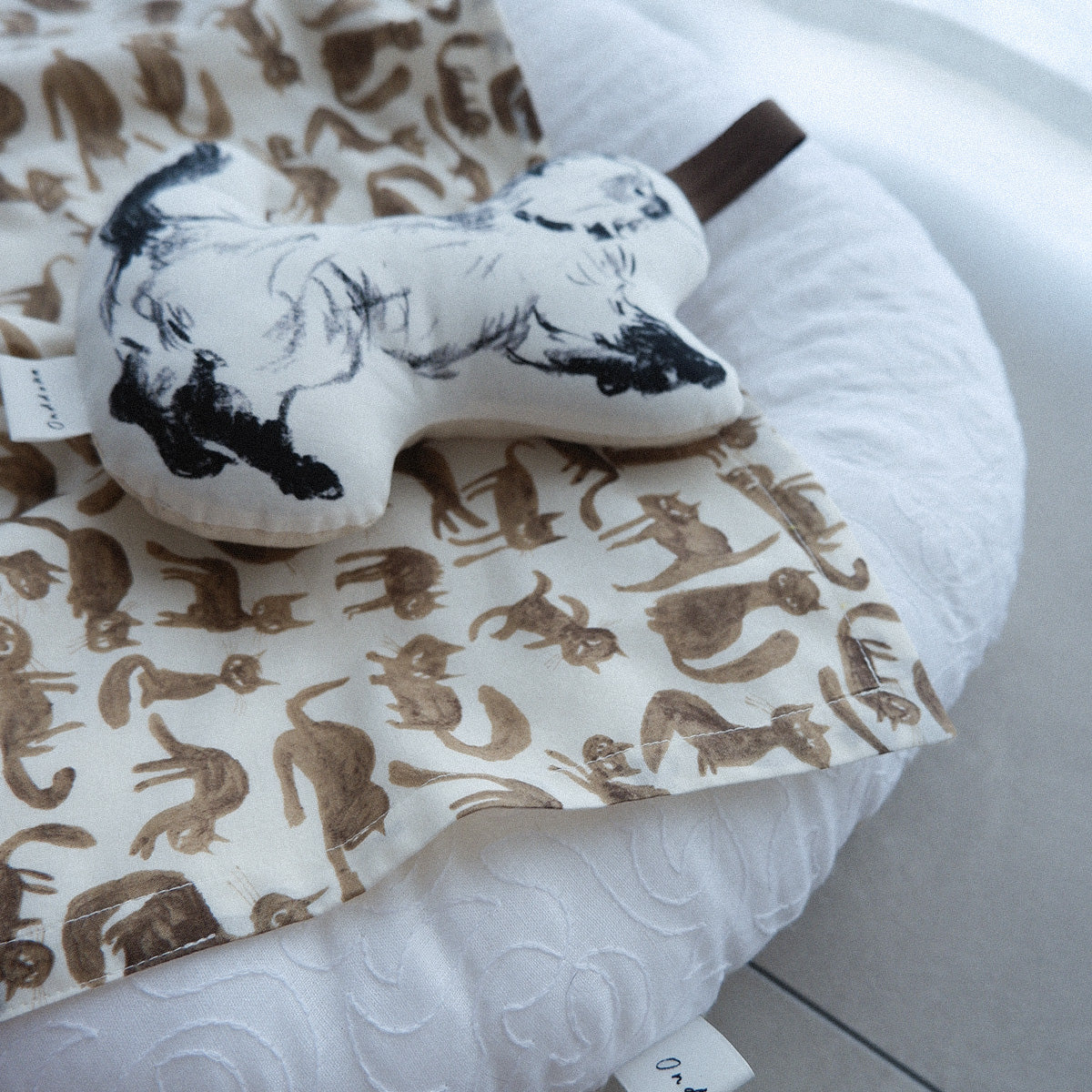 〈7/31発売〉Fabric Blanket（ファブリックブランケット）【Cheeky Cat/Blue】