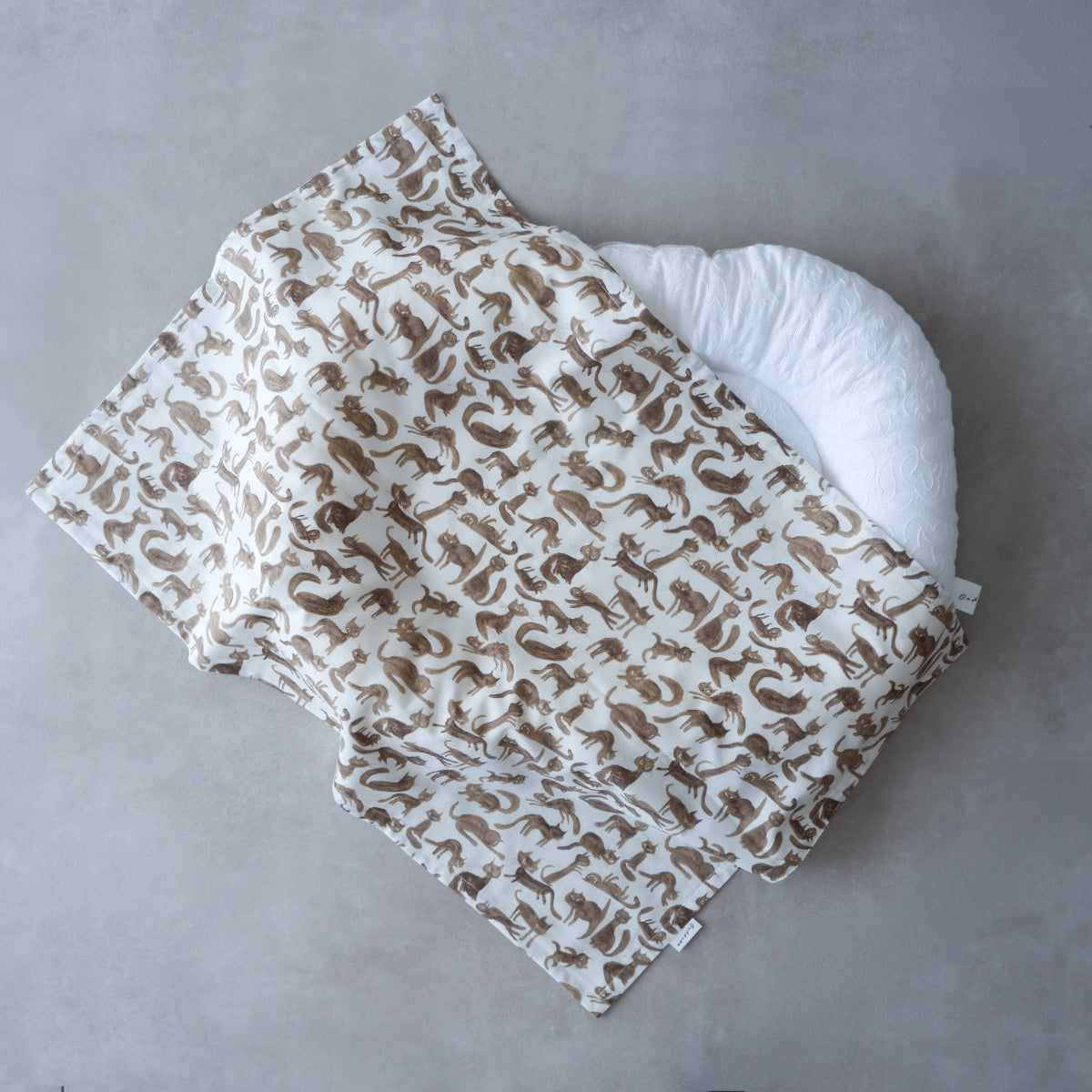 〈7/31発売〉Fabric Blanket（ファブリックブランケット）【Cheeky Cat/Beige】
