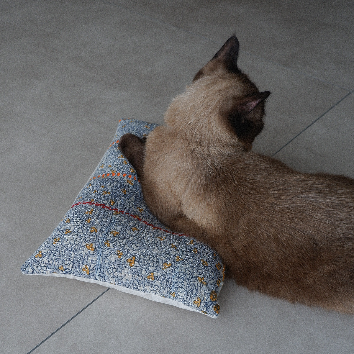 〈Vintage kantha quilt〉猫にフィットするクッション【Blue Flower-D】