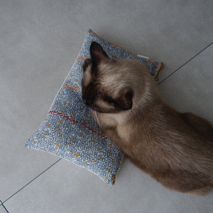 〈Vintage kantha quilt〉猫にフィットするクッション【Blue Flower-D】