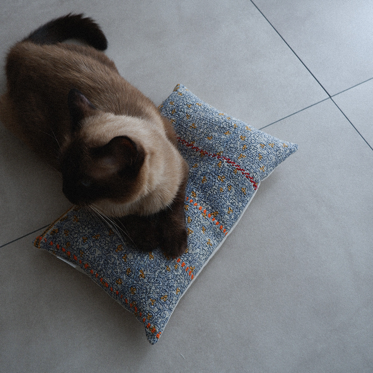 〈Vintage kantha quilt〉猫にフィットするクッション【Blue Flower-D】