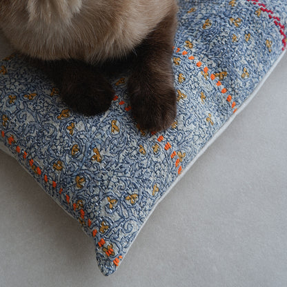 〈Vintage kantha quilt〉猫にフィットするクッション【Blue Flower-D】