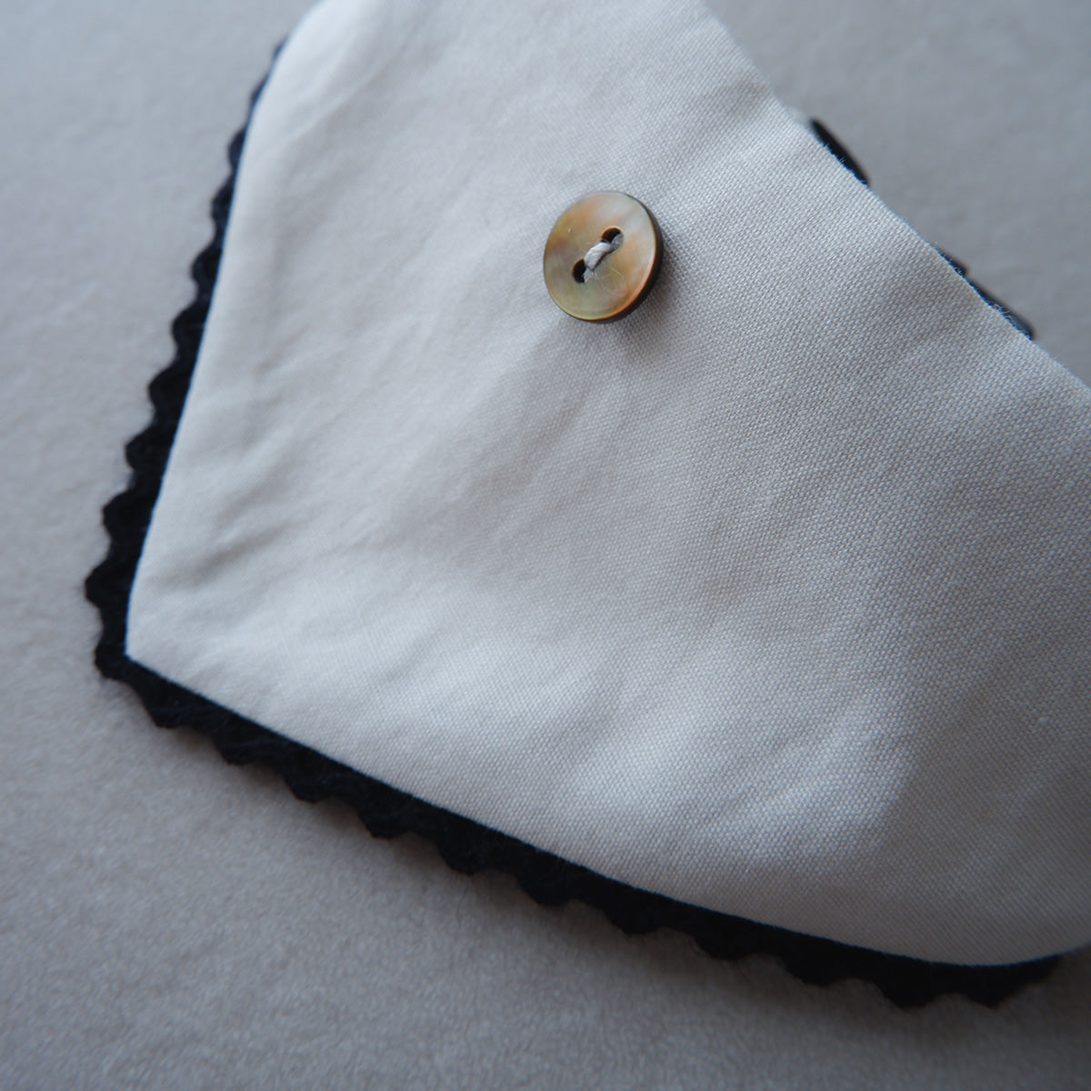 猫にやさしいスタイカラー【Trim Lace/マッシュルーム】