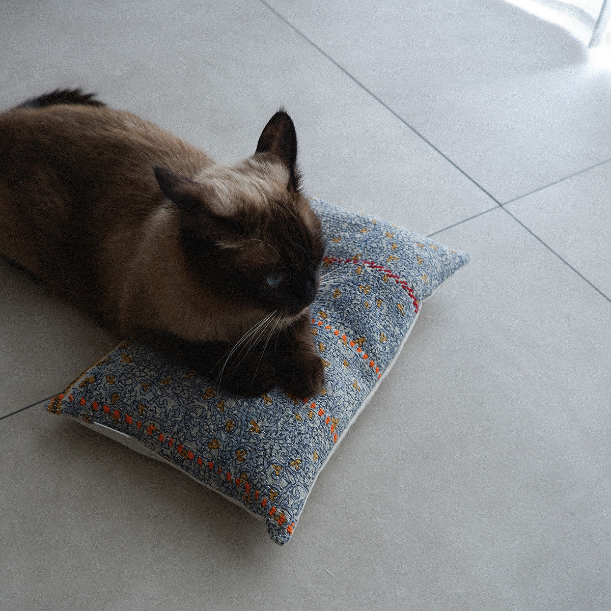 〈Vintage kantha quilt〉猫にフィットするクッション【Blue Flower-D】
