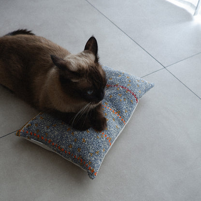〈Vintage kantha quilt〉猫にフィットするクッション【Blue Flower-D】