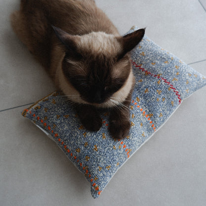 〈Vintage kantha quilt〉猫にフィットするクッション【Blue Flower-D】