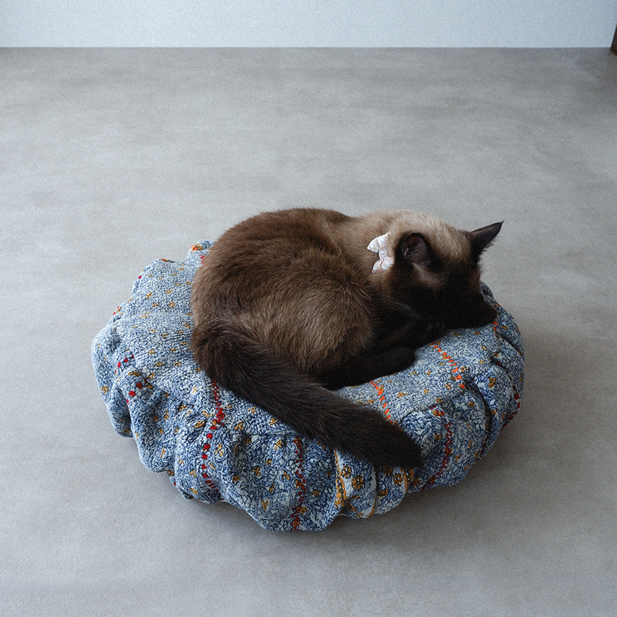〈Vintage kantha quilt〉Pouf Cat Bed【Blue Flower-A】