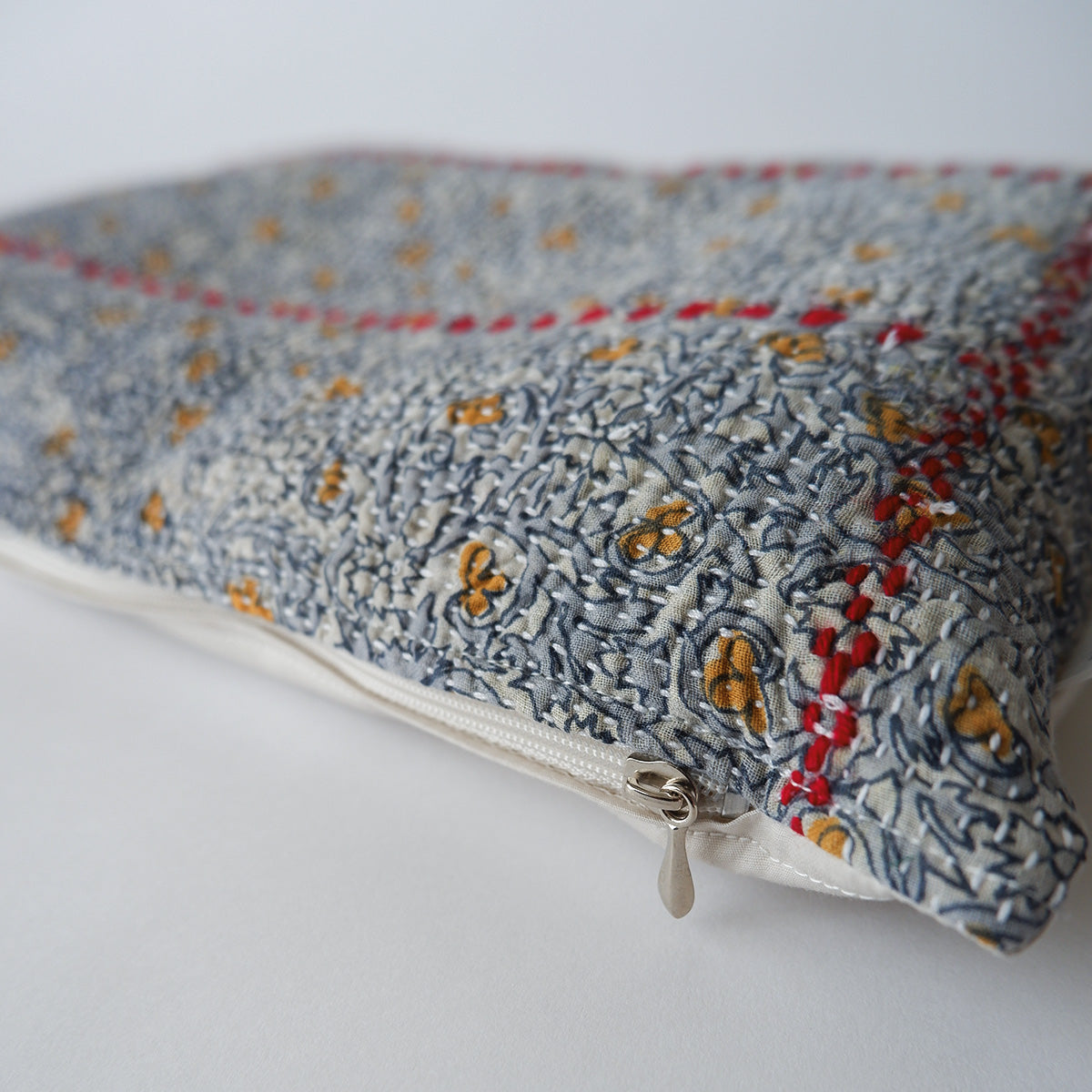 〈Vintage kantha quilt〉猫にフィットするクッション【Blue Flower-H】