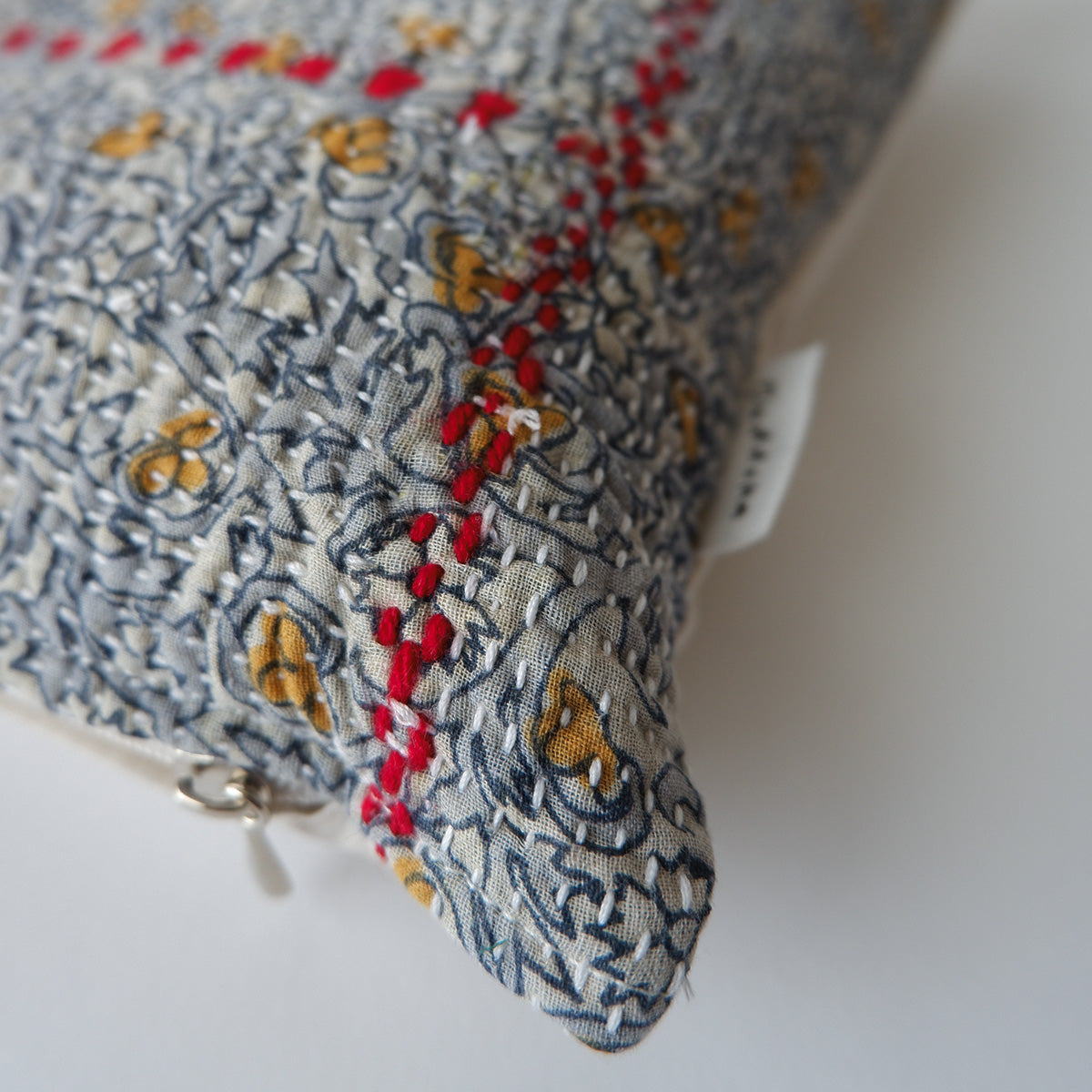 〈Vintage kantha quilt〉猫にフィットするクッション【Blue Flower-H】