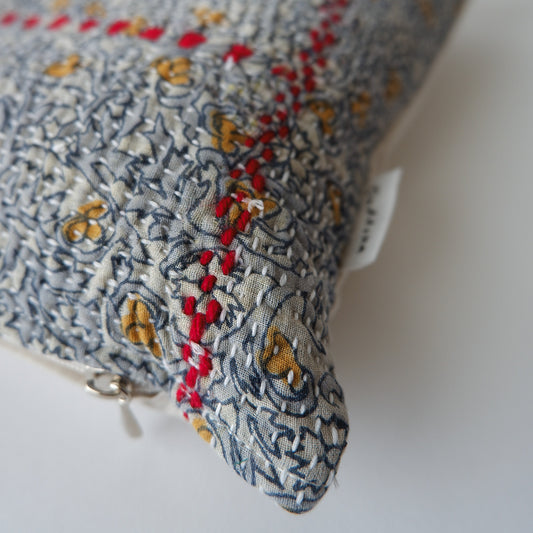 〈Vintage kantha quilt〉猫にフィットするクッション【Blue Flower-H】