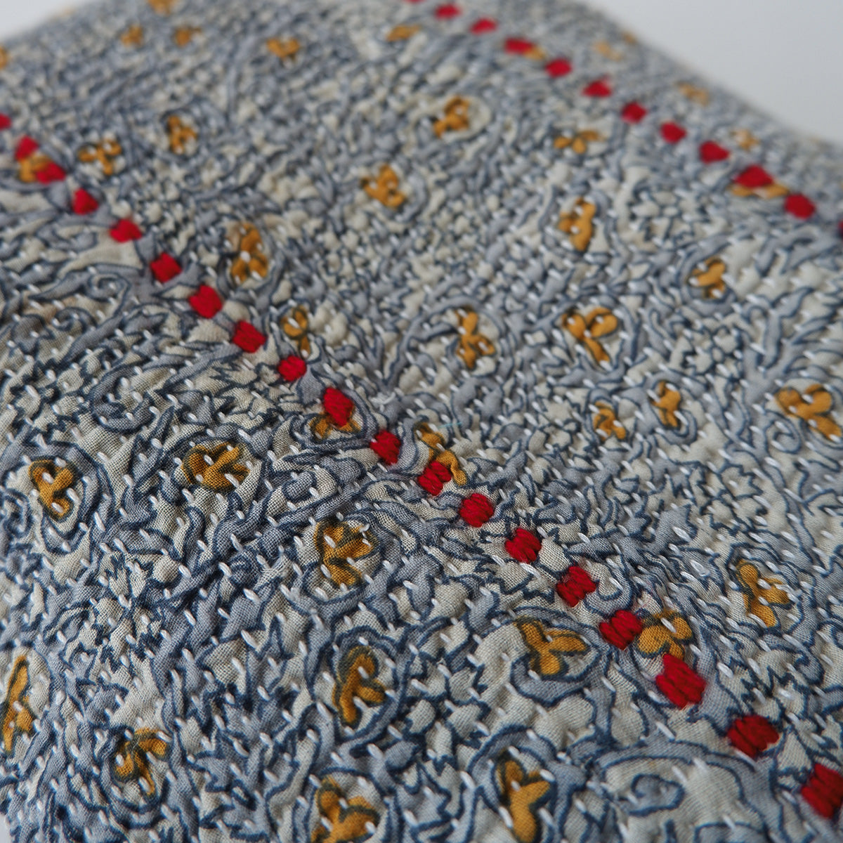 〈Vintage kantha quilt〉猫にフィットするクッション【Blue Flower-H】
