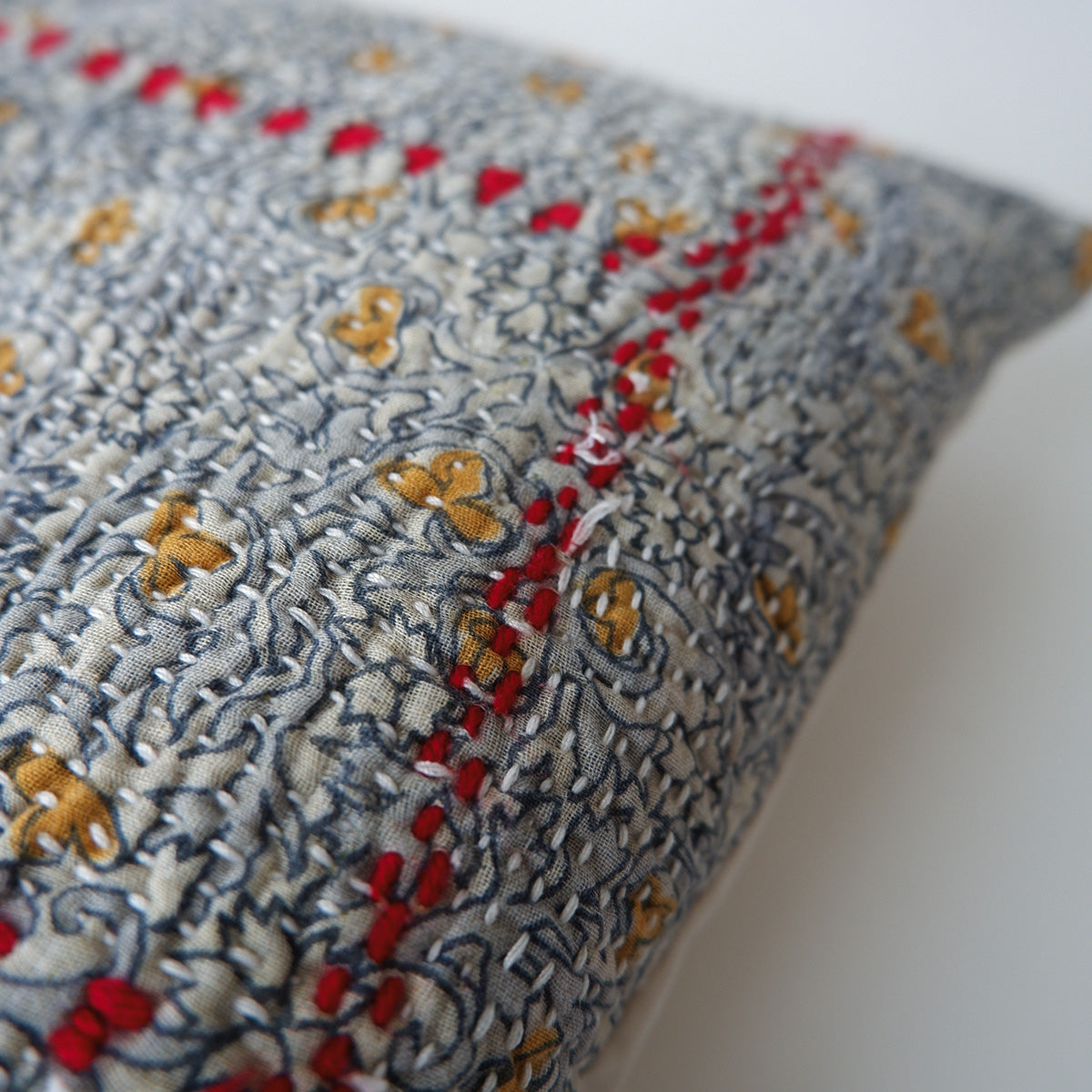 〈Vintage kantha quilt〉猫にフィットするクッション【Blue Flower-H】
