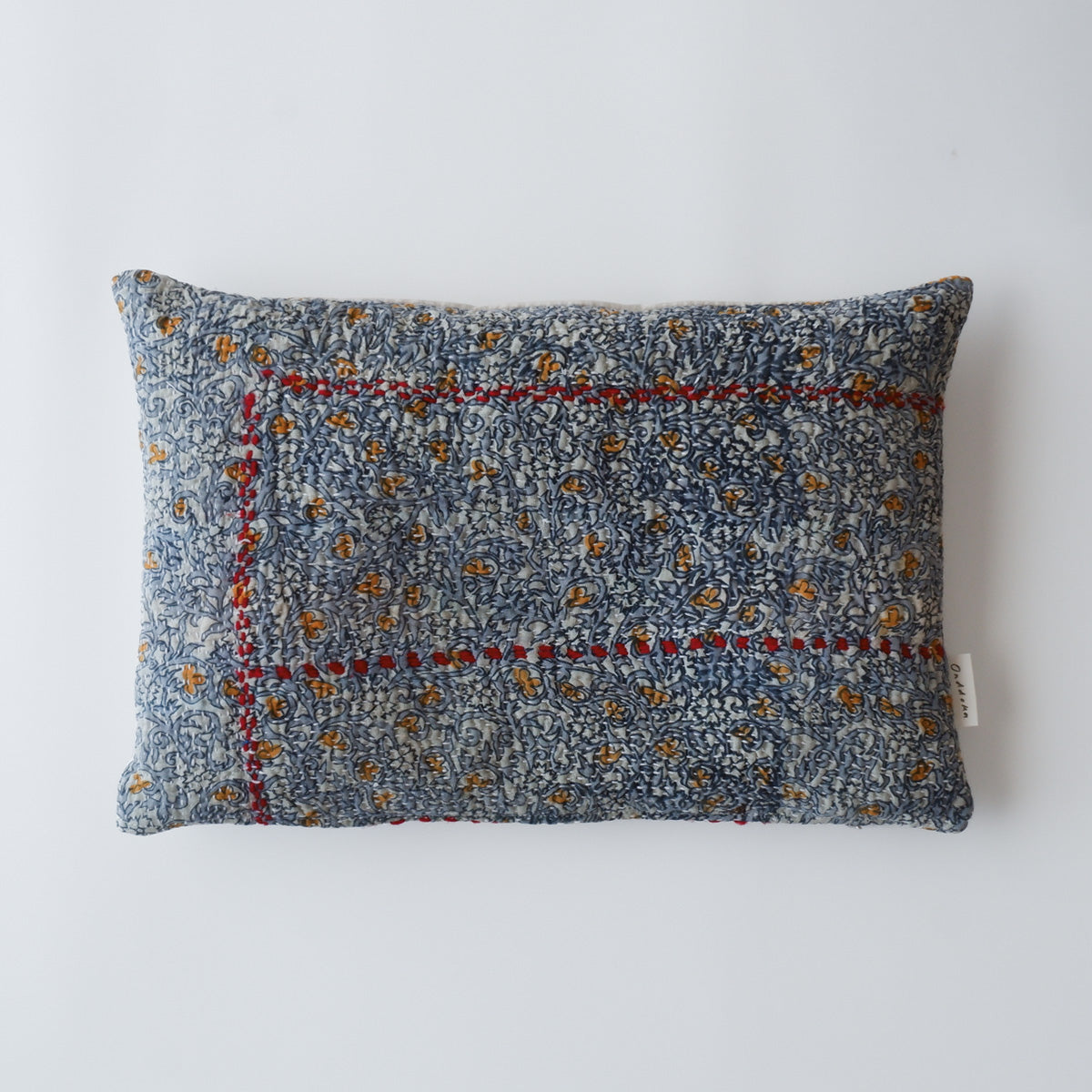〈Vintage kantha quilt〉猫にフィットするクッション【Blue Flower-I】