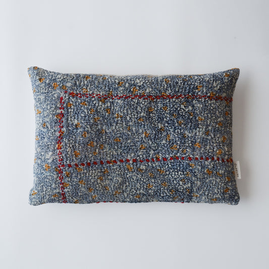 〈Vintage kantha quilt〉猫にフィットするクッション【Blue Flower-I】