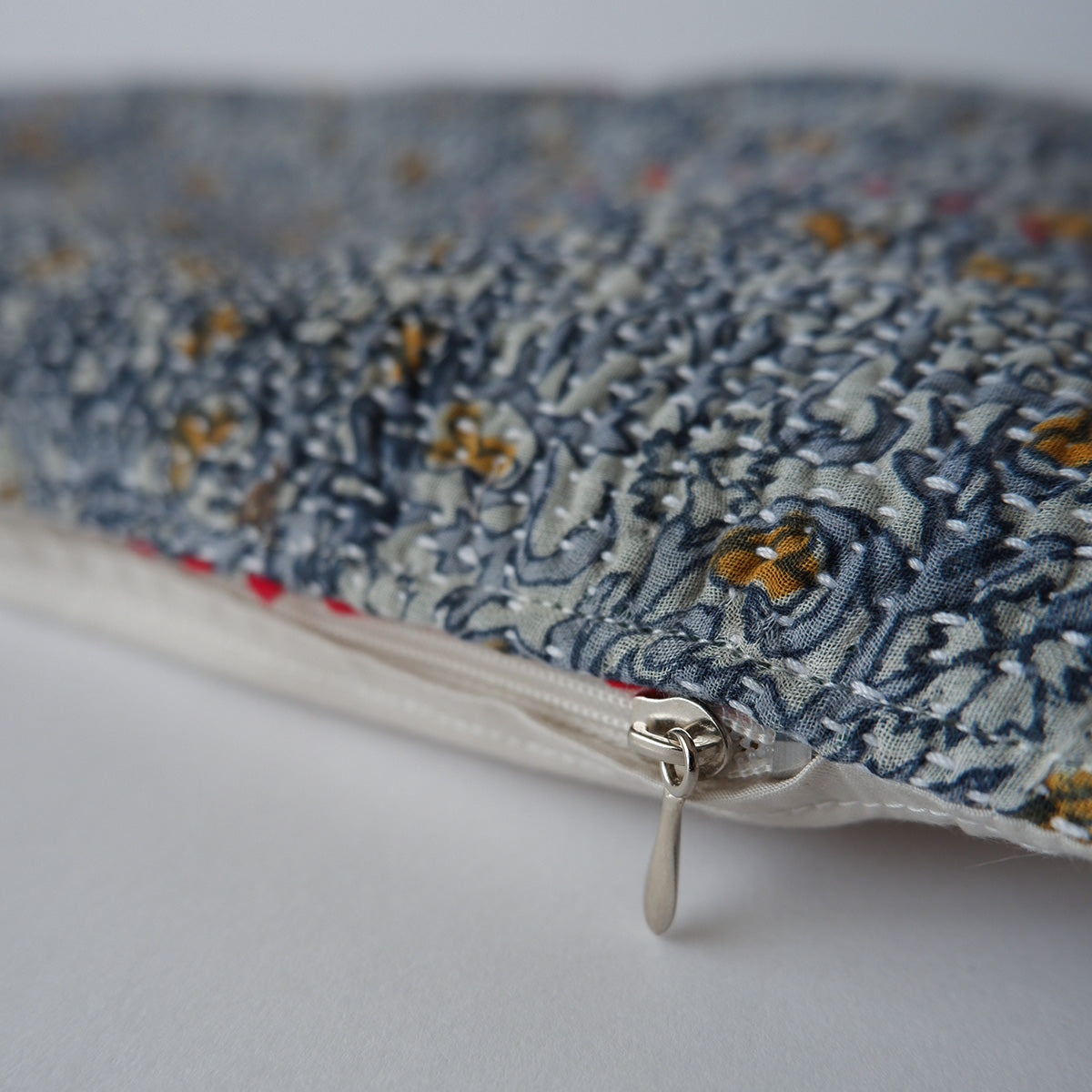 〈Vintage kantha quilt〉猫にフィットするクッション【Blue Flower-I】
