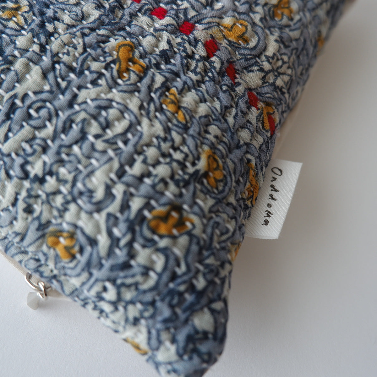 〈Vintage kantha quilt〉猫にフィットするクッション【Blue Flower-I】