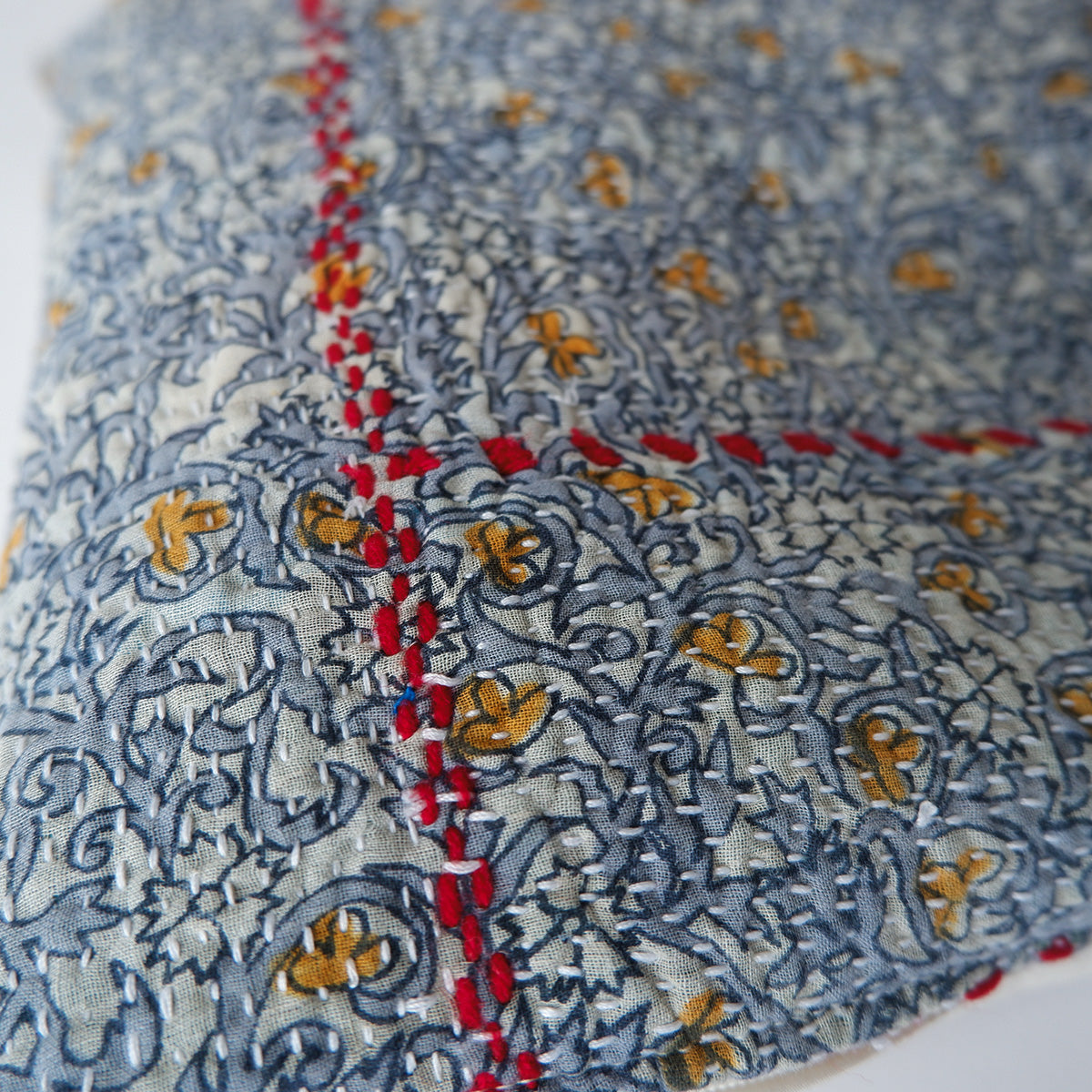 〈Vintage kantha quilt〉猫にフィットするクッション【Blue Flower-I】