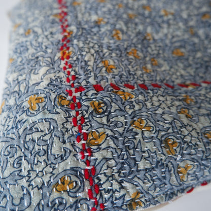 〈Vintage kantha quilt〉猫にフィットするクッション【Blue Flower-I】